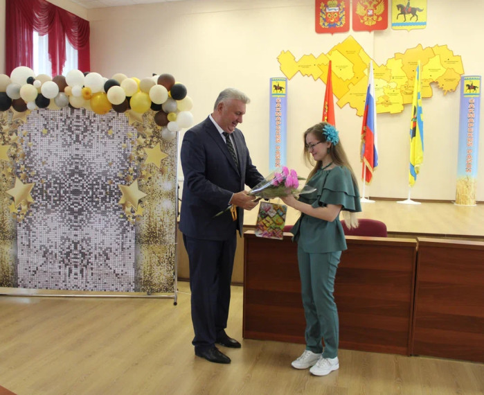 Вручение медалей за успехи в учении.